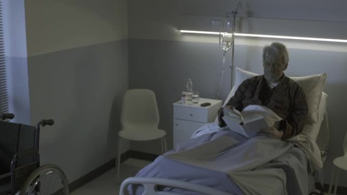 在医院读书的不眠老人