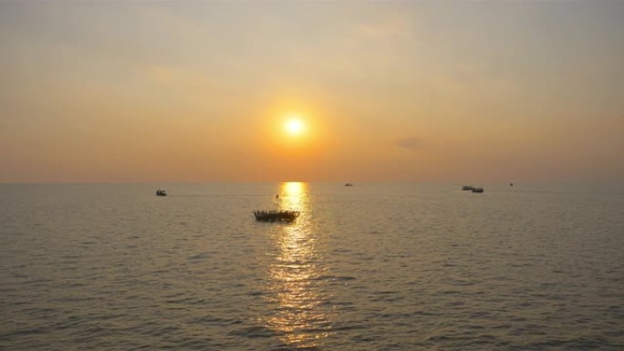 柬埔寨暹粒洞里萨湖美丽的日落景观。