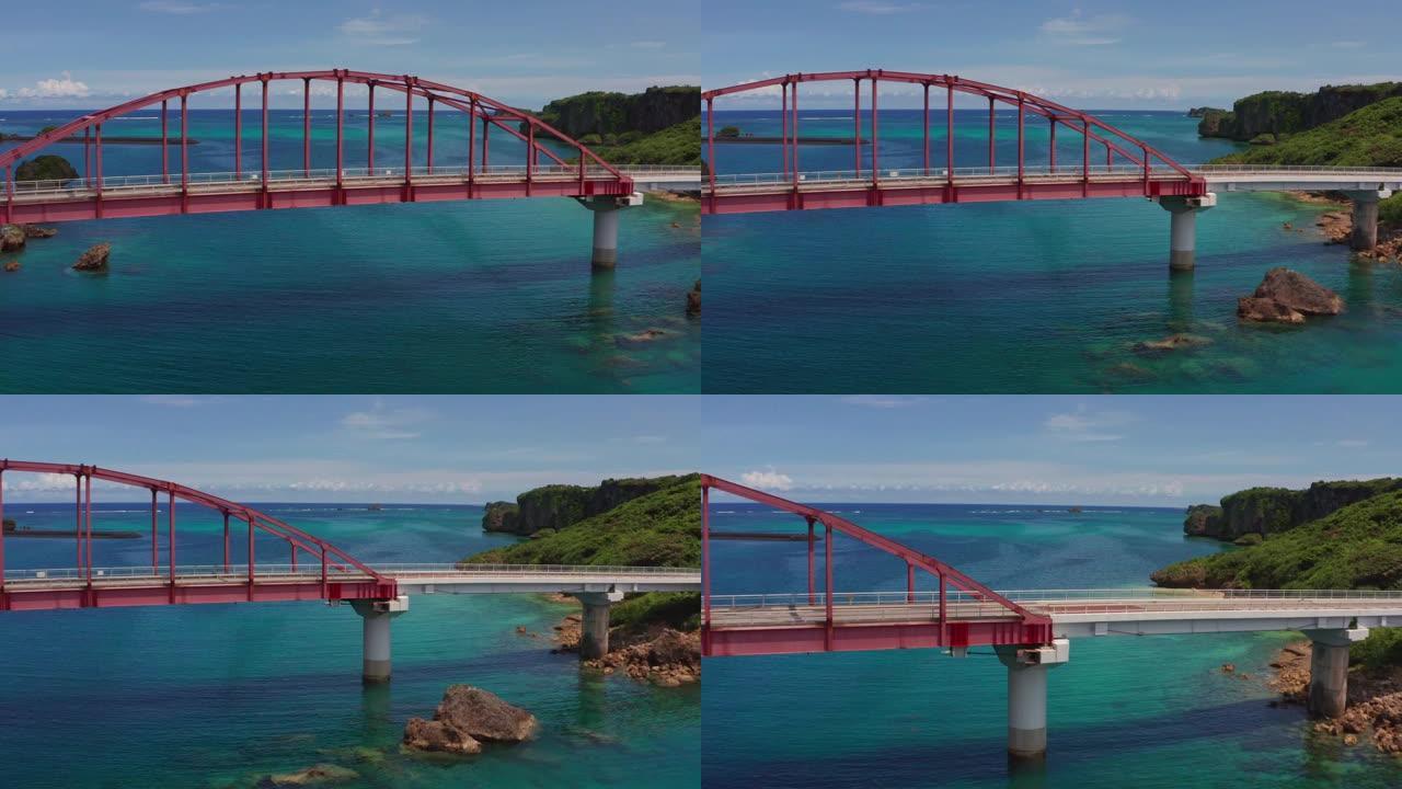 空中无人机拍摄了日本冲绳的红色宫城桥Ikei岛。池岛珊瑚热带水域和海岸线。