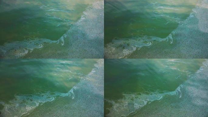 汽油和油膜的污渍海水中的油渍光影污染源