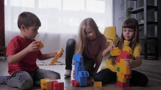 孩子们，迷人的女友和一个可爱的男孩的关系在孩子们的聚会上一起玩彩色积木的益智玩具