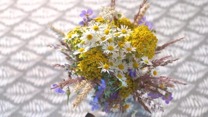 桌子上一束田野花束的特写镜头。