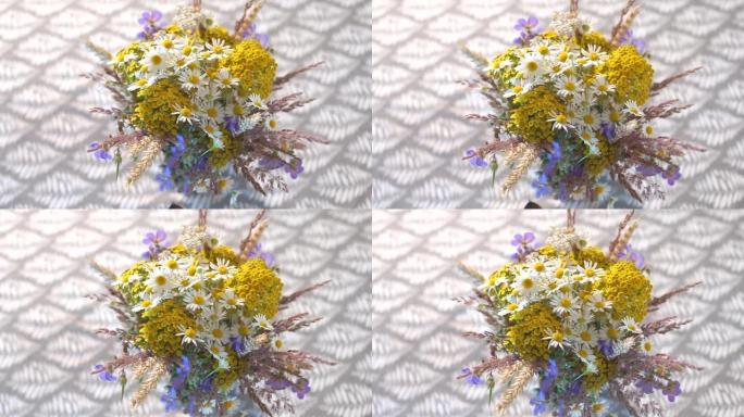 桌子上一束田野花束的特写镜头。