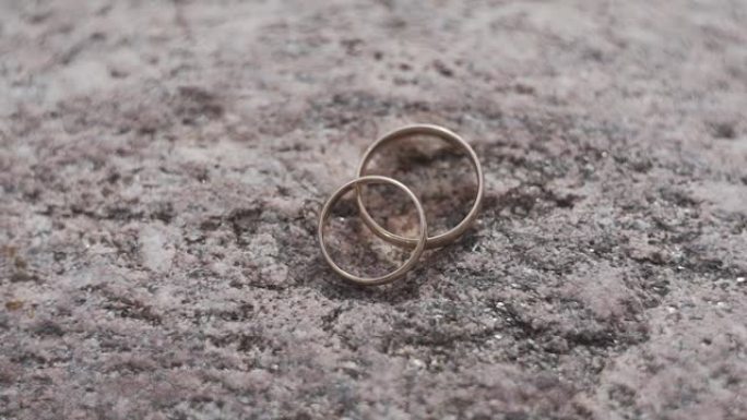 石头上漂亮的金色结婚戒指