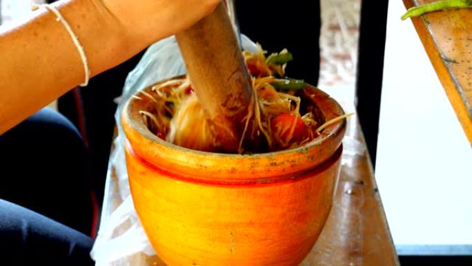 专业厨师在泰国做辣木瓜沙拉或香菜
