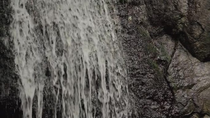 小瀑布在平坦的岩石上奔跑