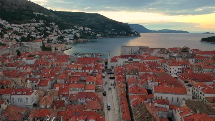 空中无人机电影《杜布罗夫尼克老城的日出场景》在地中海，克罗地亚南部。杜布罗夫尼克加入联合国教科文组织