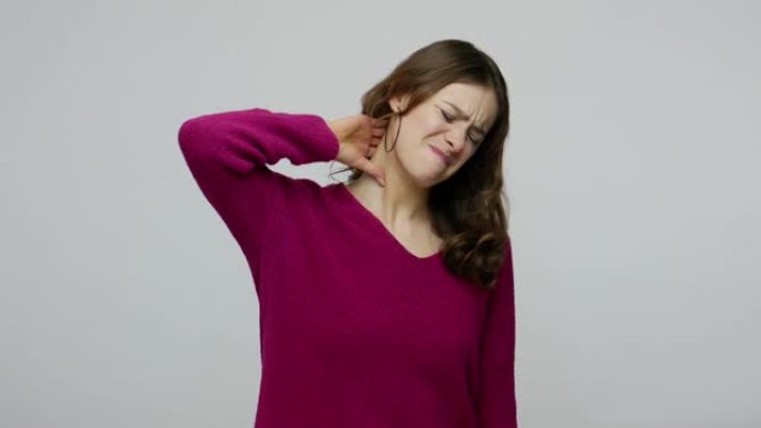 不健康的黑发女人在做按摩、肌肉紧张或肩膀受伤时颈部剧烈疼痛