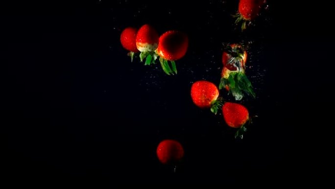 落水草莓的拍摄草莓落水新鲜水果黑色背景