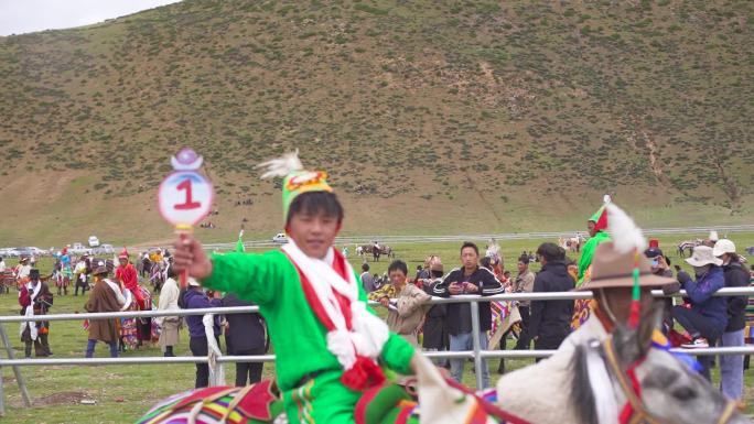 高原文化 西藏赛马节 蓝天白云 赛马选手