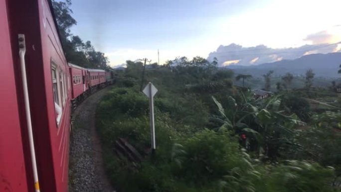 斯里兰卡埃拉，茶园背景下的红色列车第2部分