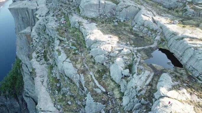 一架无人驾驶飞机在Preikestolen地区的Lysefjorden上空飞行，侧视图在挪威的讲坛岩