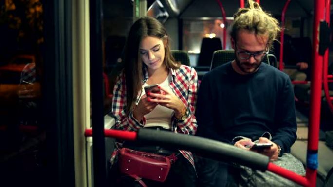 在公共汽车上使用手机的朋友