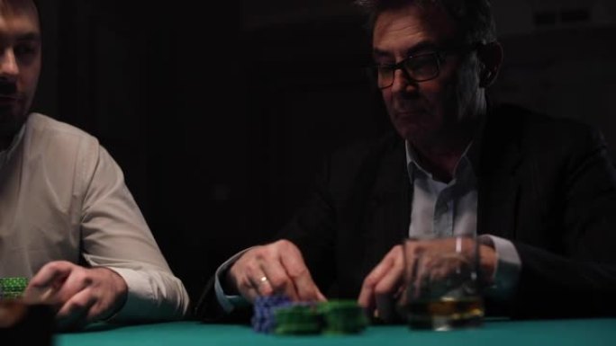 两个男人在赌场玩扑克