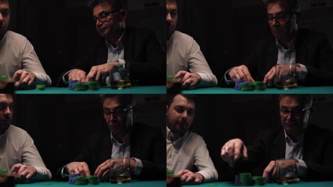 两个男人在赌场玩扑克