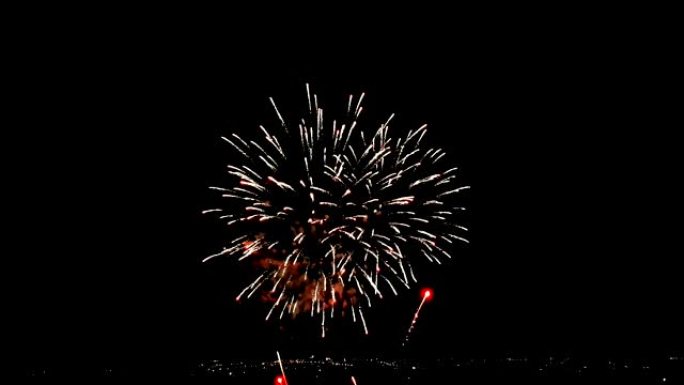 黑色背景上的红色真实抽象闪烁庆祝烟花灯，节日新年快乐