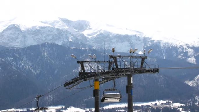 在山区背景下的淡季滑雪缆车