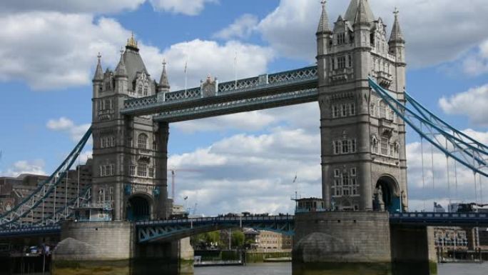 塔桥 -- 伦敦著名的桥梁，也是伦敦众多必看的地标之一