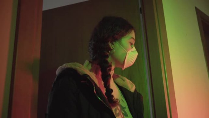 一名年轻女子害怕被新型冠状病毒肺炎感染