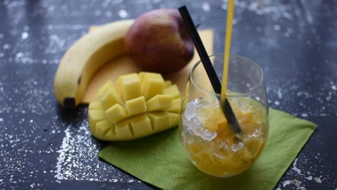 对于冰沙with mango into a glass with ice