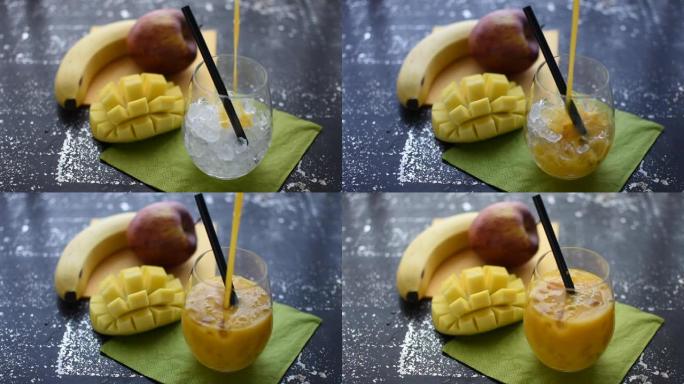 对于冰沙with mango into a glass with ice