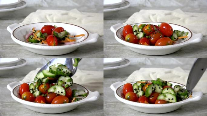 将番茄黄瓜沙拉倒入一个小碗中