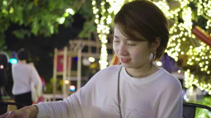 年轻的亚洲妇女尝试泰国海鲜煎饼 (海鲜Tod) 街头食品，泰国