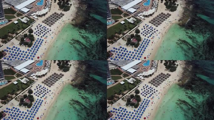 无人驾驶飞机可以看到塞浦路斯风景如画的美丽沙滩，有清澈的绿松石水和岩石底部