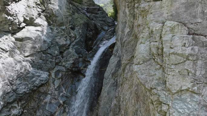 航拍大山岩石瀑布溪流森林自然风光