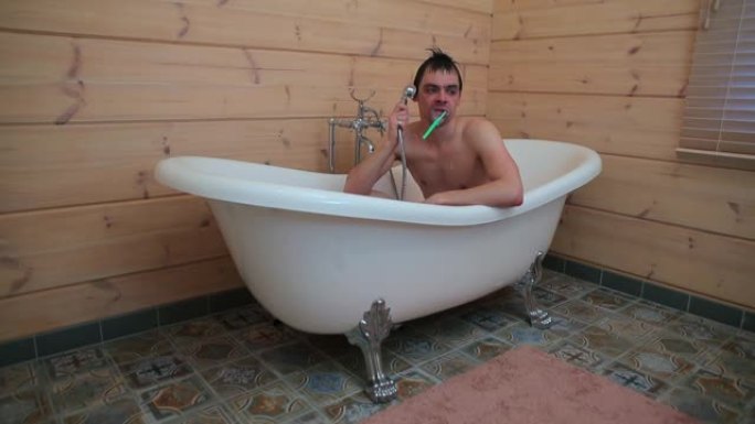 一个坐在浴室里的男人刷牙并在淋浴时说话