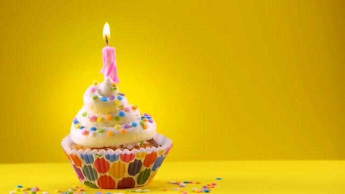 生日装饰纸杯蛋糕，配有蜡烛和洒水 -- 滑动镜头