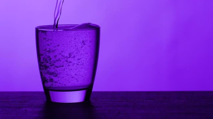 倒杯水-紫色背景