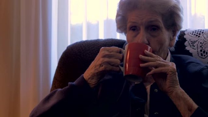 一个年长的女人一边喝着咖啡一边讲故事——用4k拍摄的手推车