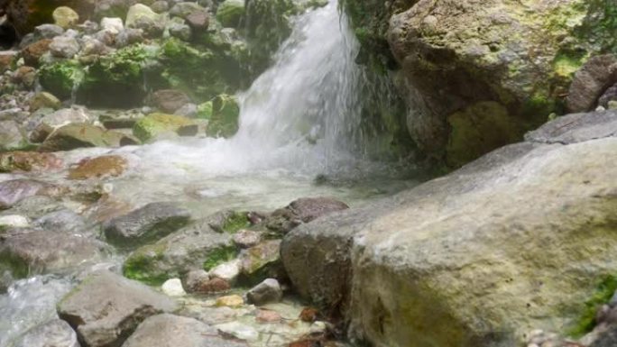 天然火山硫酸温泉的活动，热气云，蒸汽。