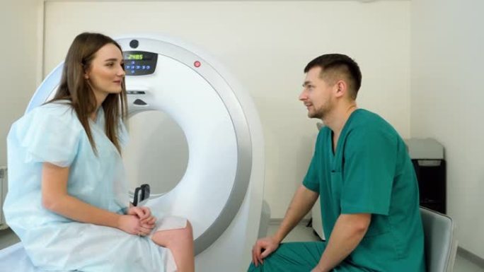 计算机断层扫描或磁共振成像程序。年轻漂亮的女人在体检。一位医生和一位女病人谈话。4K