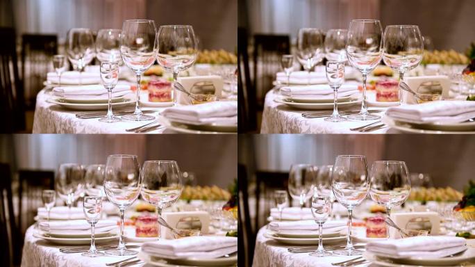 宴会装饰桌子，配餐具。宴会厅的婚礼装饰。