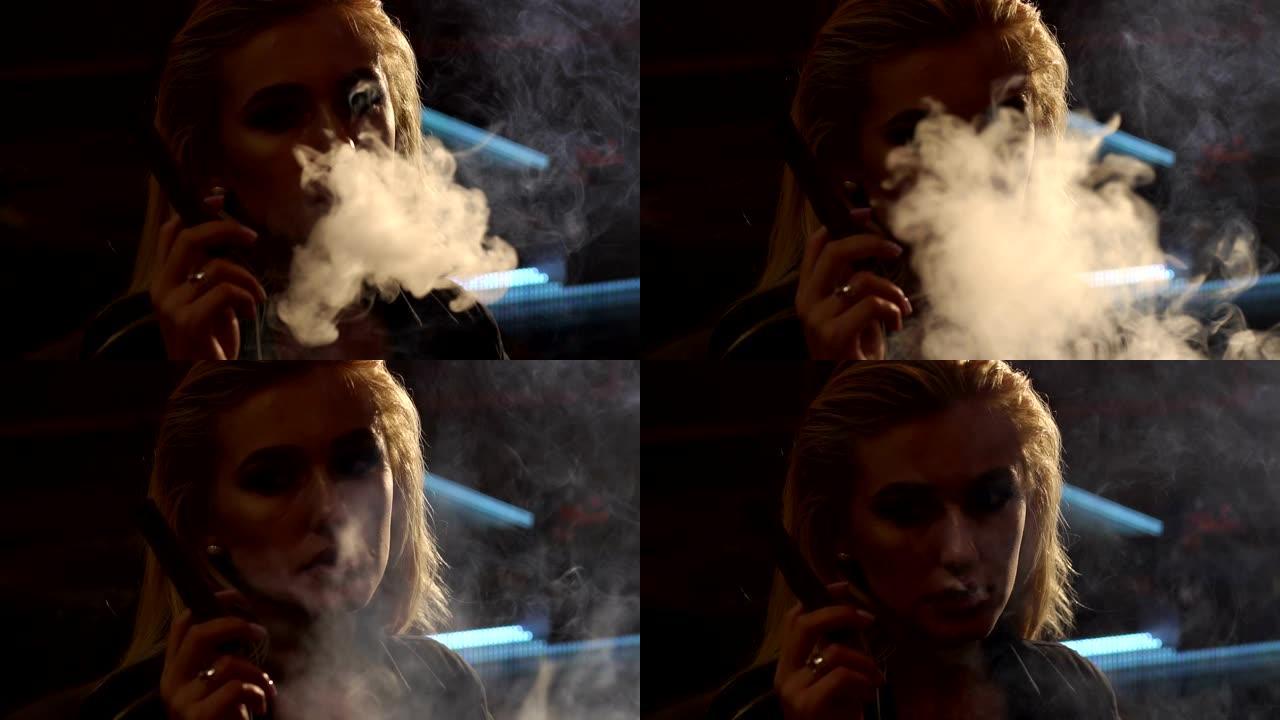 一个女孩抽着雪茄的特写镜头，她对着镜头吐出很多烟雾。