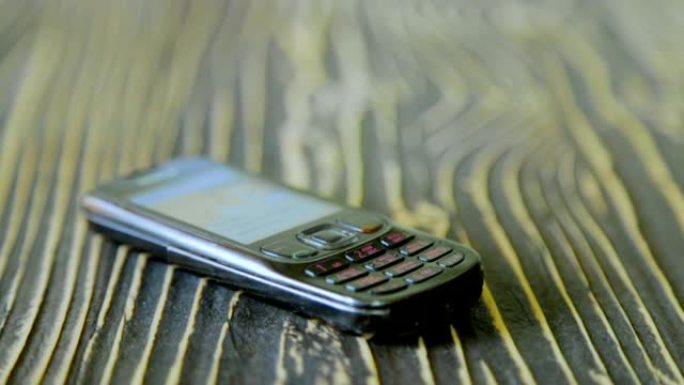 桌上的旧手机