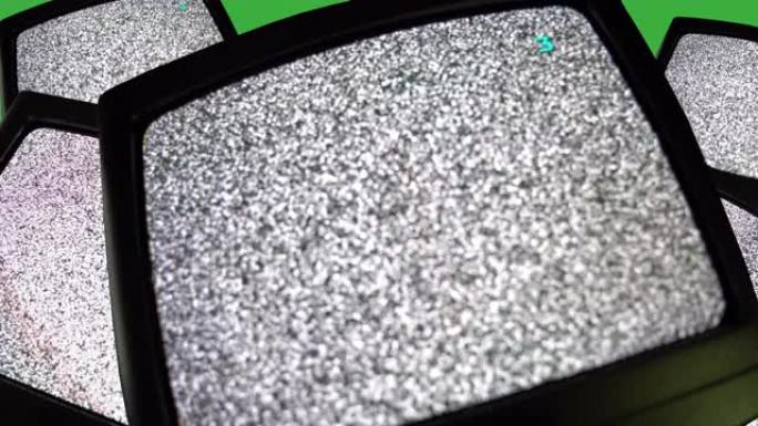 将旧电视堆叠在绿色背景上，许多带有打开屏幕，静电噪声和水平闪烁的老式电视。娱乐用老式电视，看70年代