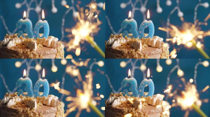 蓝色背景上有30号蜡烛和烟火的生日蛋糕。慢动作和特写视图