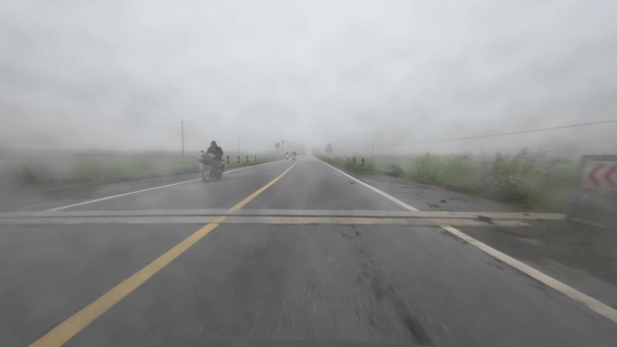 大雾天开车行驶在农村道路