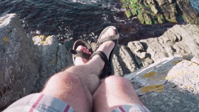 POV。男性游客休息一下。自然界中的Vlogging。拥抱大海。感受能量。回到根源。
