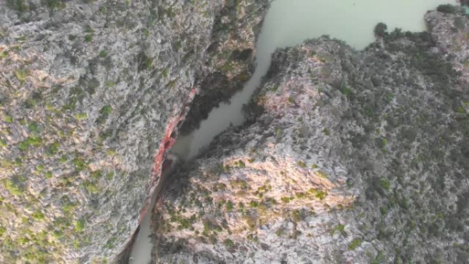 西班牙拉瓦尔·德·拉瓦尔的巴兰克·德·伊斯伯特水库的鸟瞰图。大坝溢出来了。