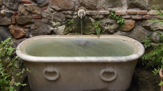 西班牙马拉加阿尔卡扎巴穆斯林宫殿里的洗礼盆