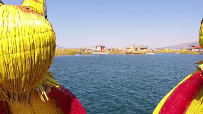 典型稻草船的秘鲁湖喀喀湖全景