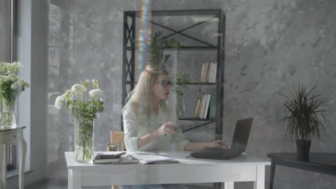 女孩在电脑上工作，快乐的女商人在现代办公室与花室内在笔记本电脑检查在线簿记背景鲜花，小企业