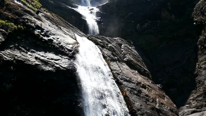 热带雨林中垂直岩石悬崖面上层叠的令人惊叹的多层瀑布。亚洲岛的山上有淡水流。美丽的自然背景。起重机射击