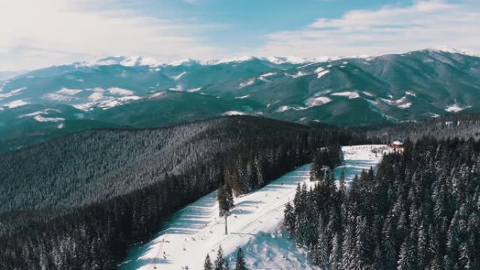 滑雪胜地有滑雪者和滑雪缆车的空中滑雪场。雪山森林