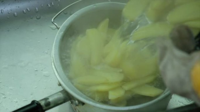 锅里的土豆，在煤气炉上煮