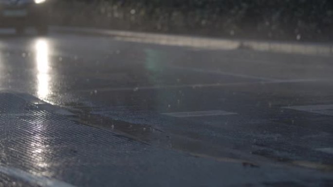 毛毛雨和汽车在潮湿的道路上行驶